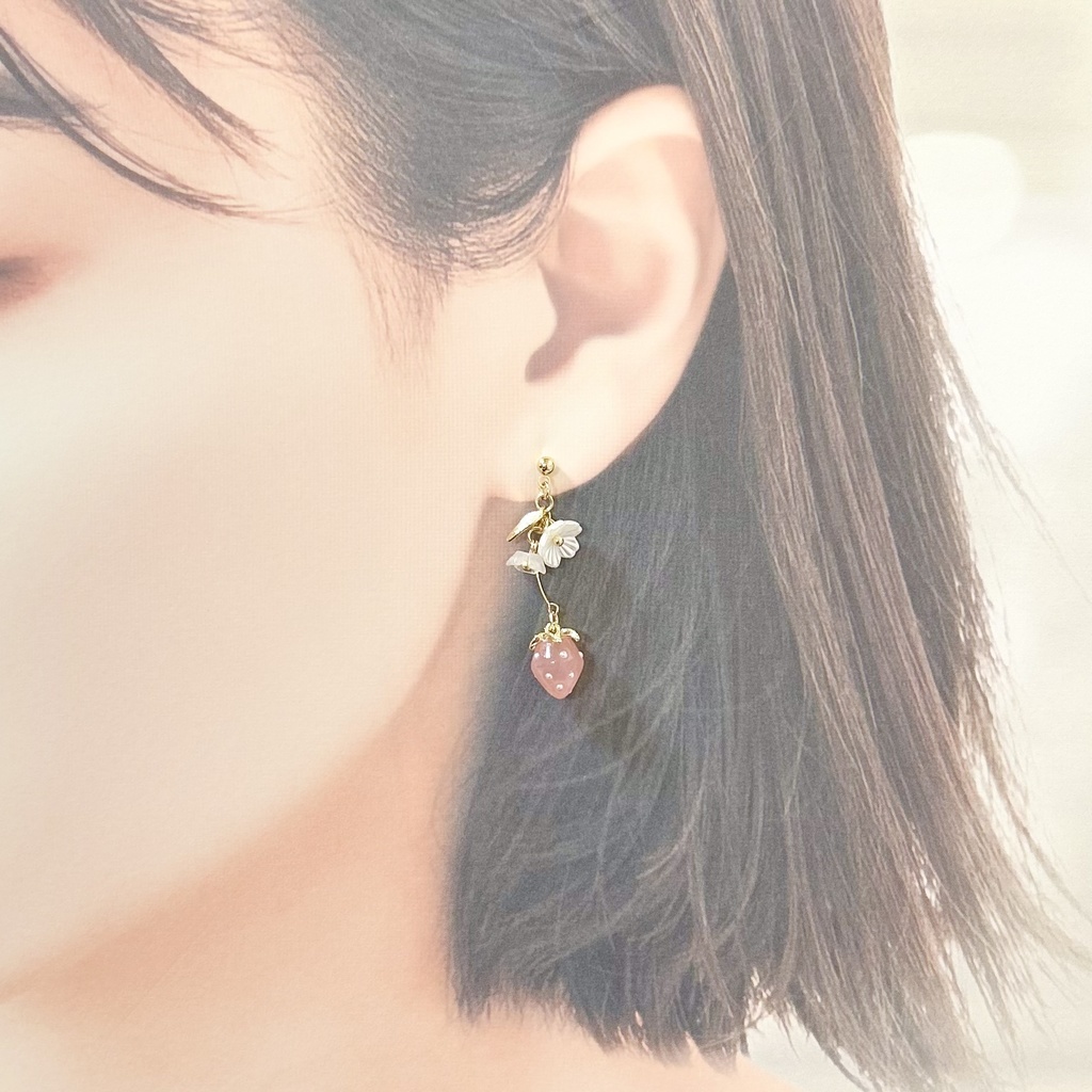 1824いちごのピアス
