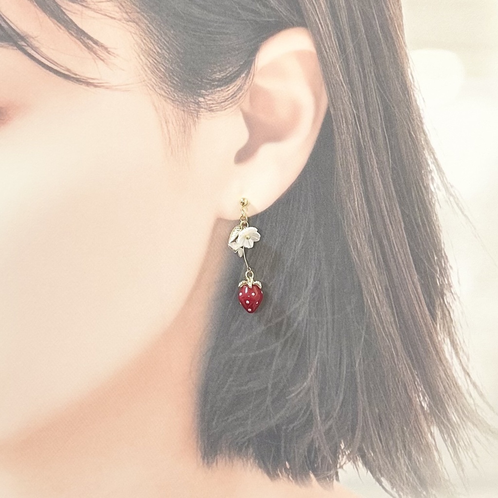 1824いちごのピアス