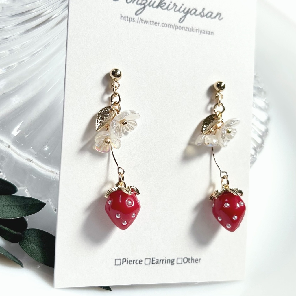 1824いちごのピアス