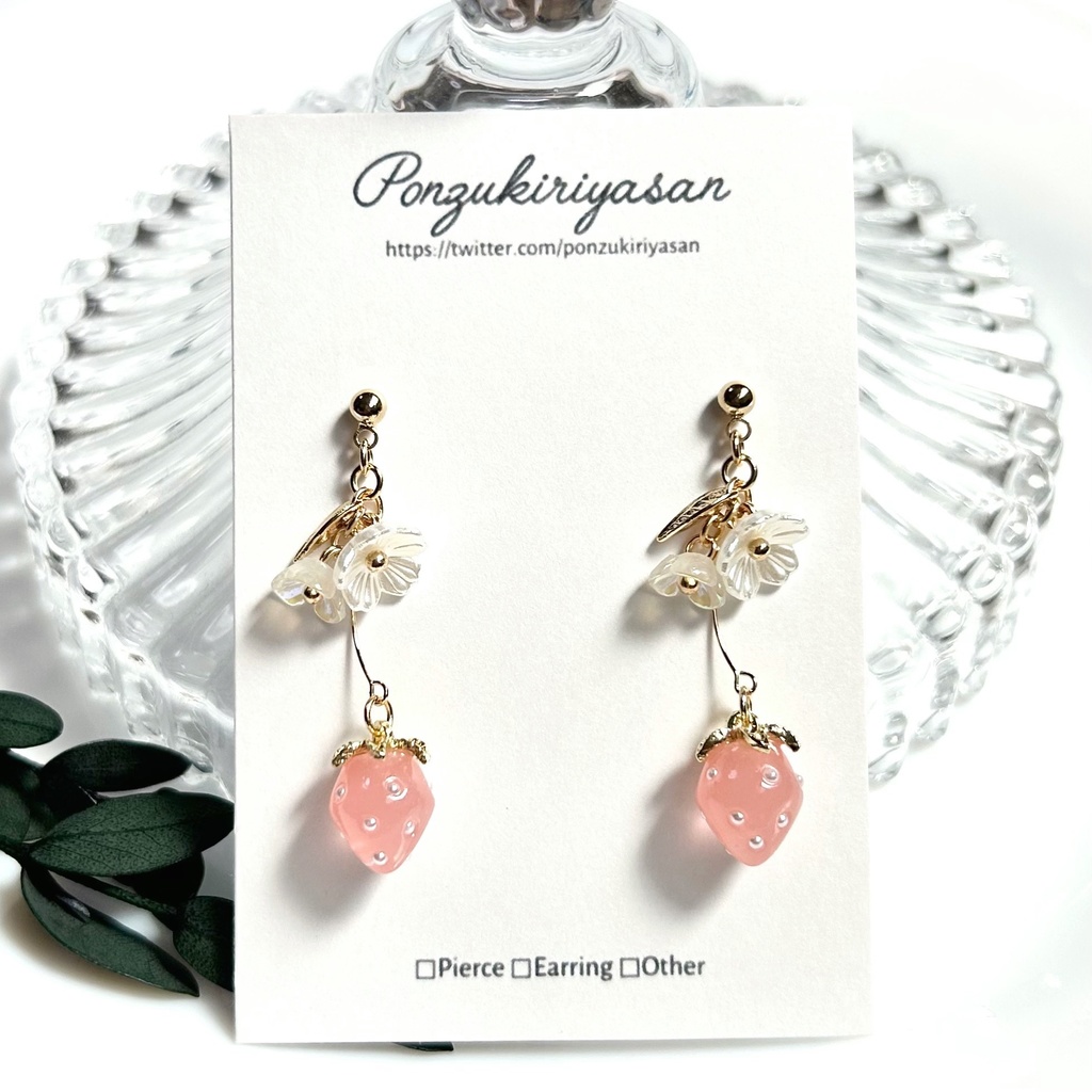 1824いちごのピアス