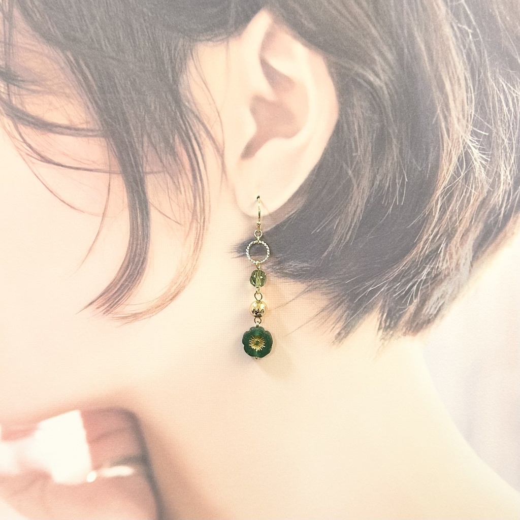 1826すりガラス風フラワーとスワロのピアス