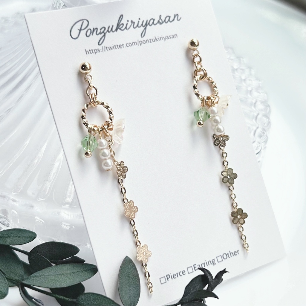 1831小花のチェーンの耳飾り