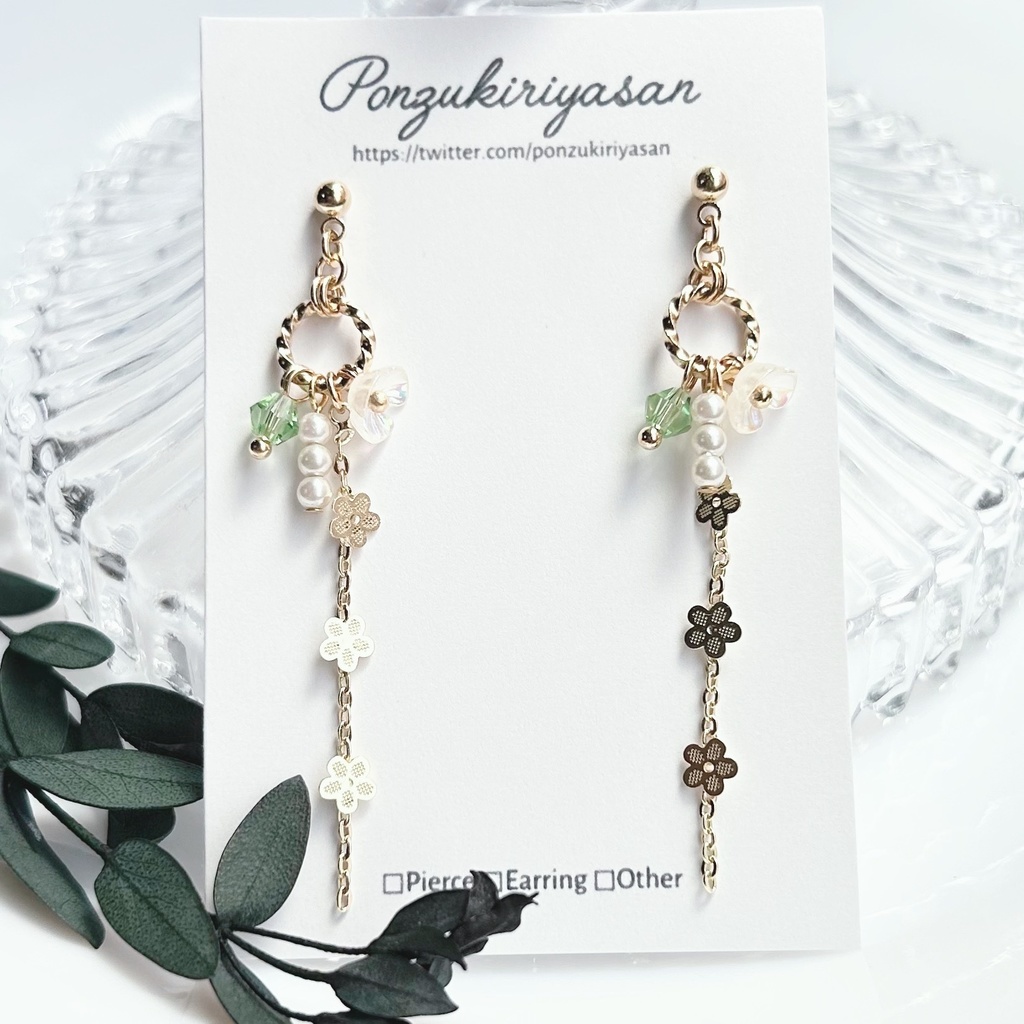 1831小花のチェーンの耳飾り