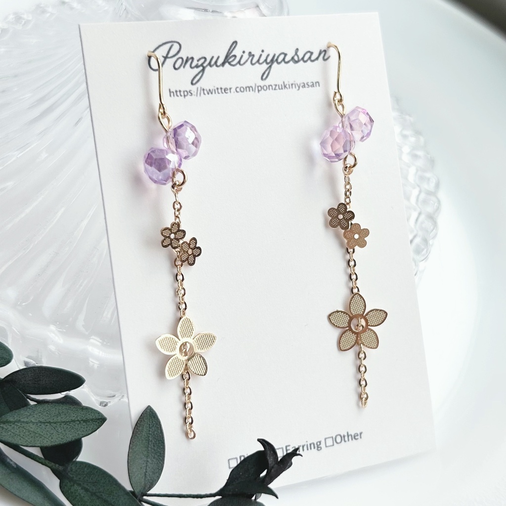 1836お花のチェーンとガラスビーズの耳飾り