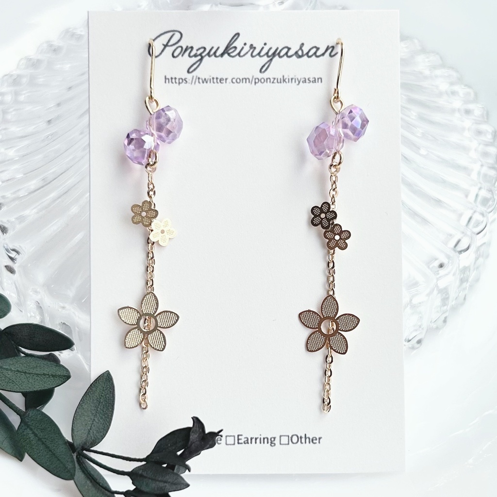 1836お花のチェーンとガラスビーズの耳飾り