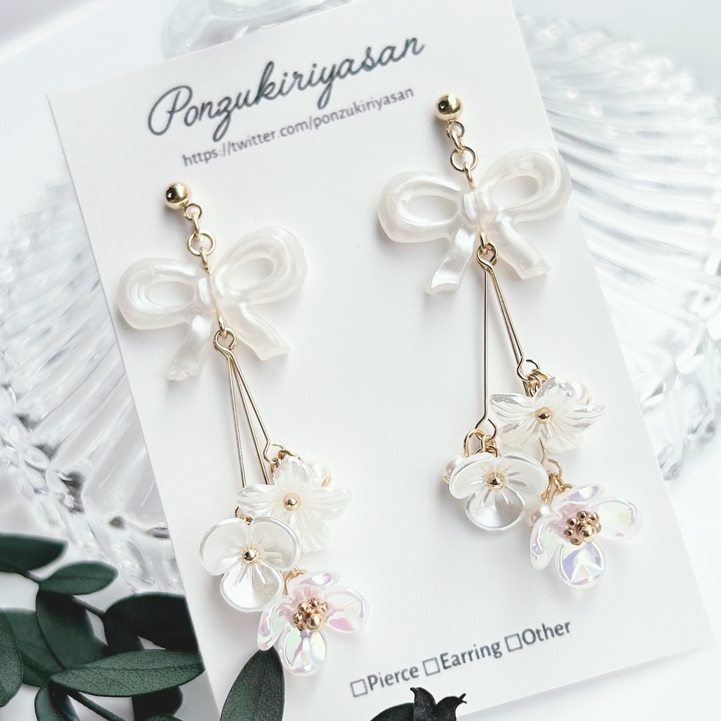 1837白のブーケピアス