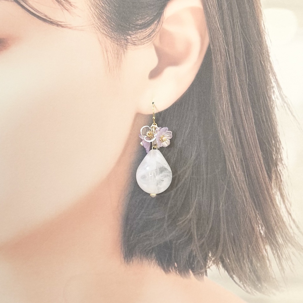 1838大ぶりアクリルドロップのフラワーピアス