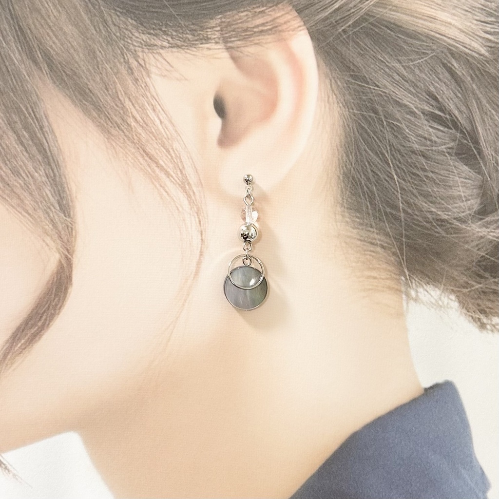 1876ブラックシェルのピアス