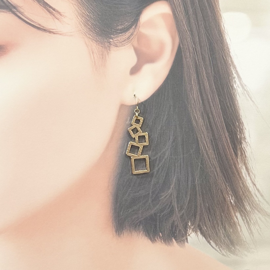 1885図形なピアス
