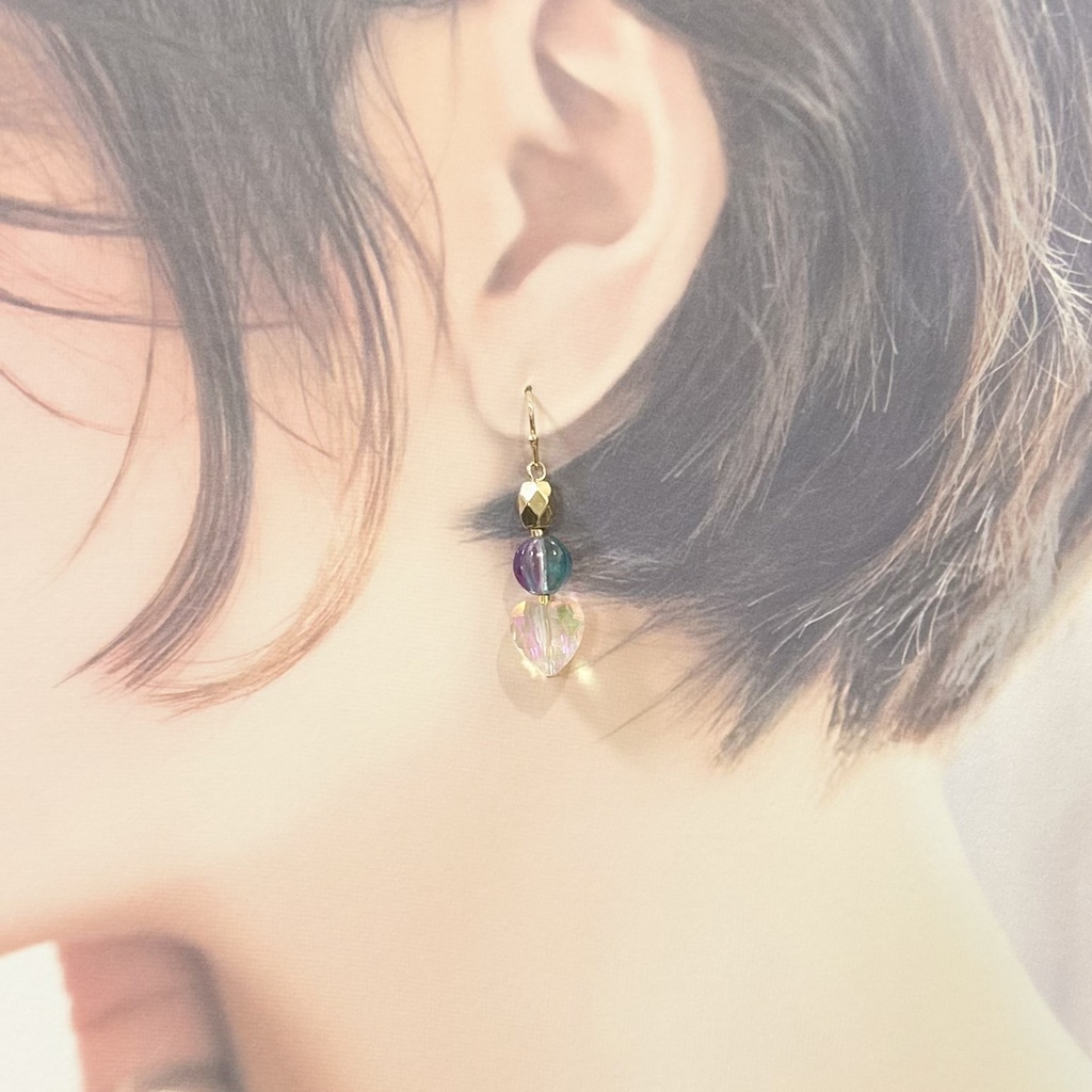1887ガラス玉とオーロラハートのピアス