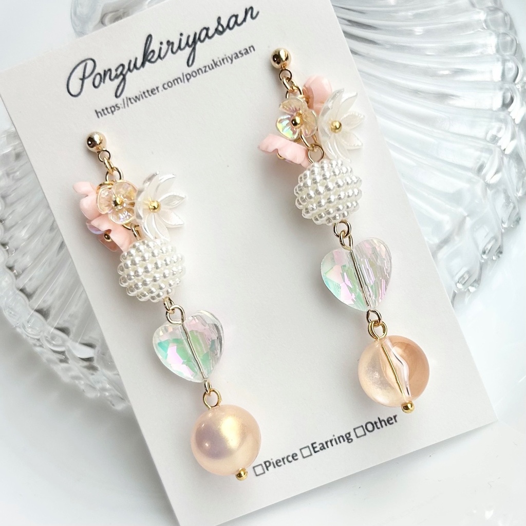 1893アクリル玉とオーロラハートのロングピアス