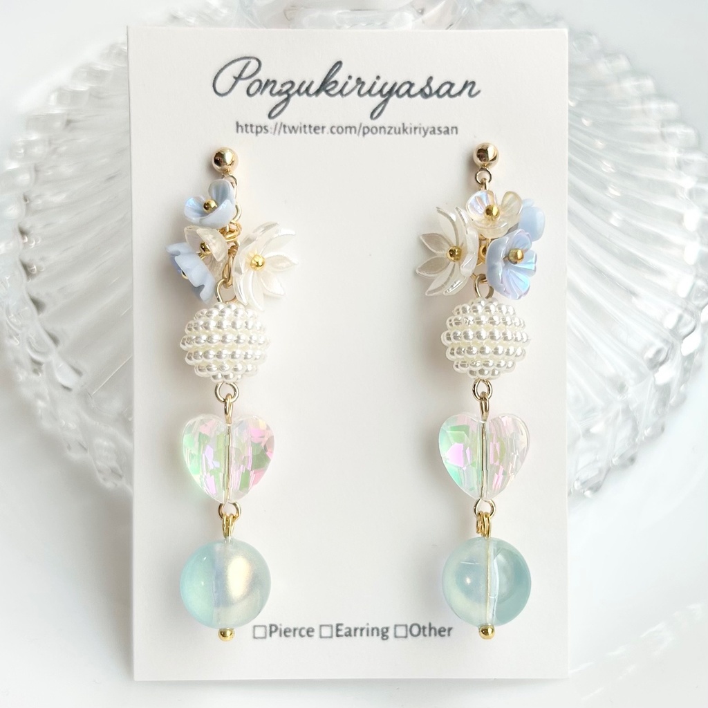 1893アクリル玉とオーロラハートのロングピアス