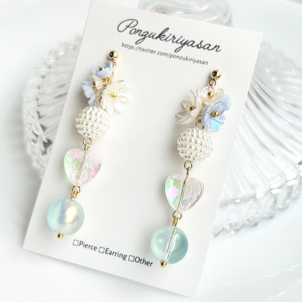 1893アクリル玉とオーロラハートのロングピアス