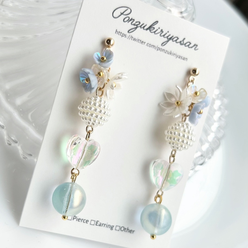 1893アクリル玉とオーロラハートのロングピアス