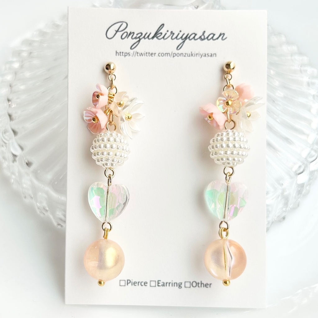 1893アクリル玉とオーロラハートのロングピアス