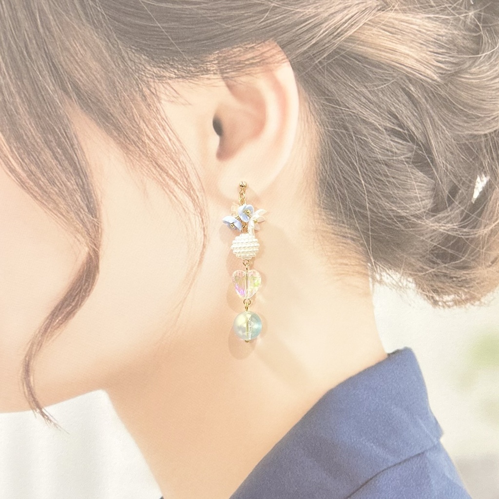 1893アクリル玉とオーロラハートのロングピアス