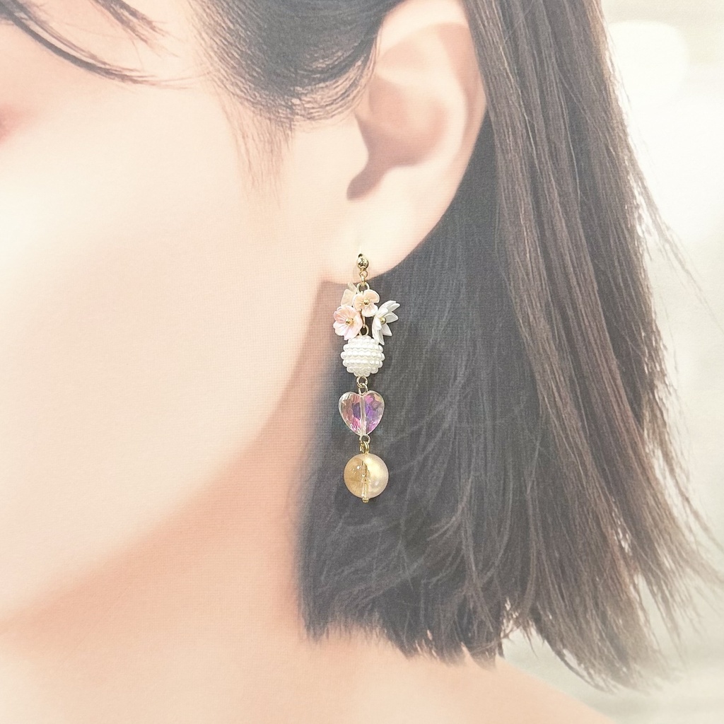 1893アクリル玉とオーロラハートのロングピアス