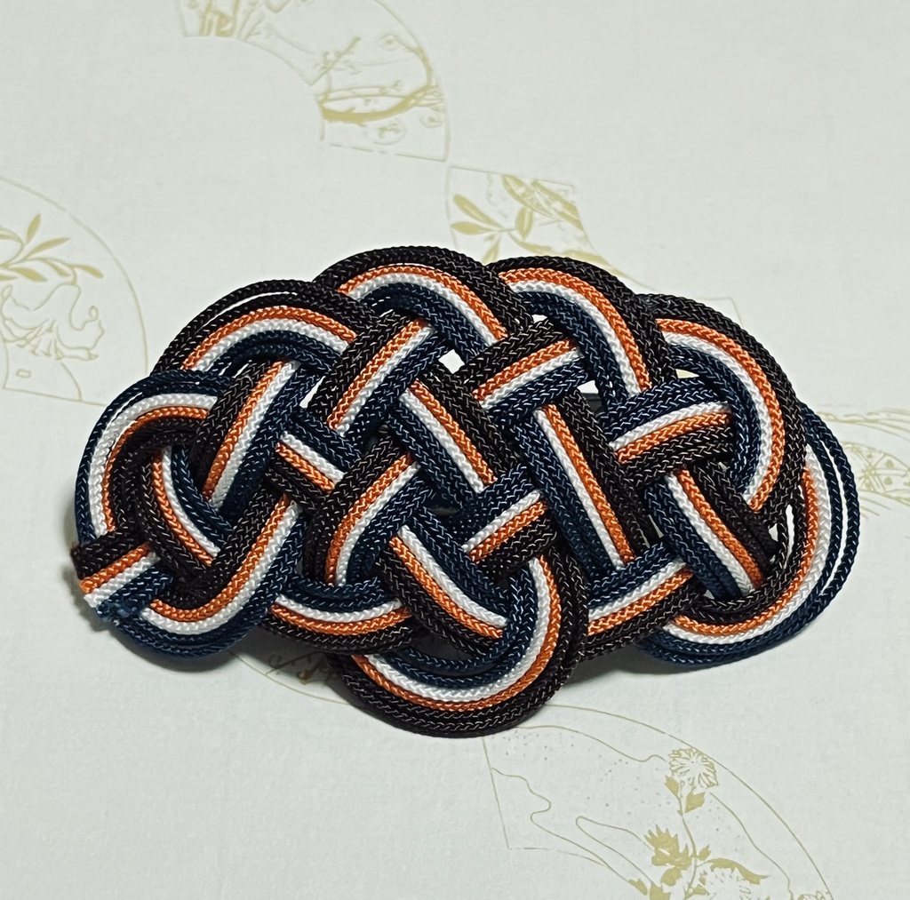 イメージカラーの飾り結びバレッタ