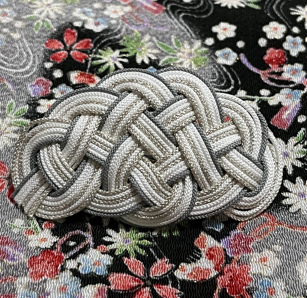 イメージカラーの飾り結びバレッタ