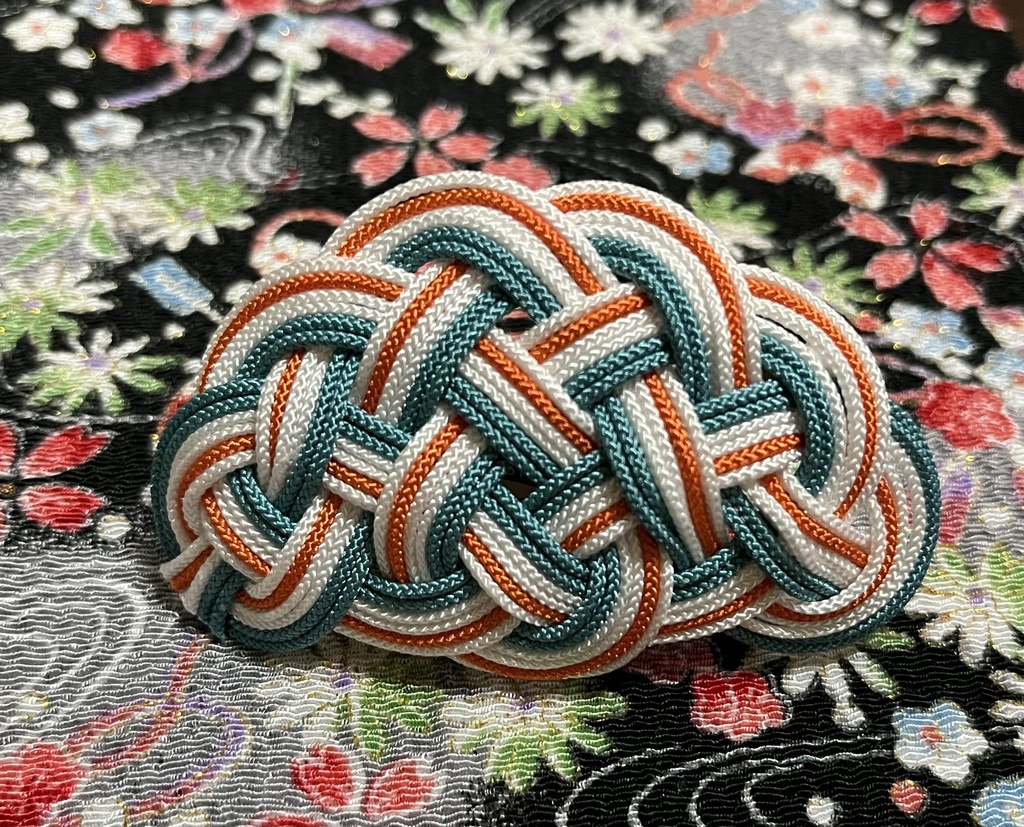 イメージカラーの飾り結びバレッタ