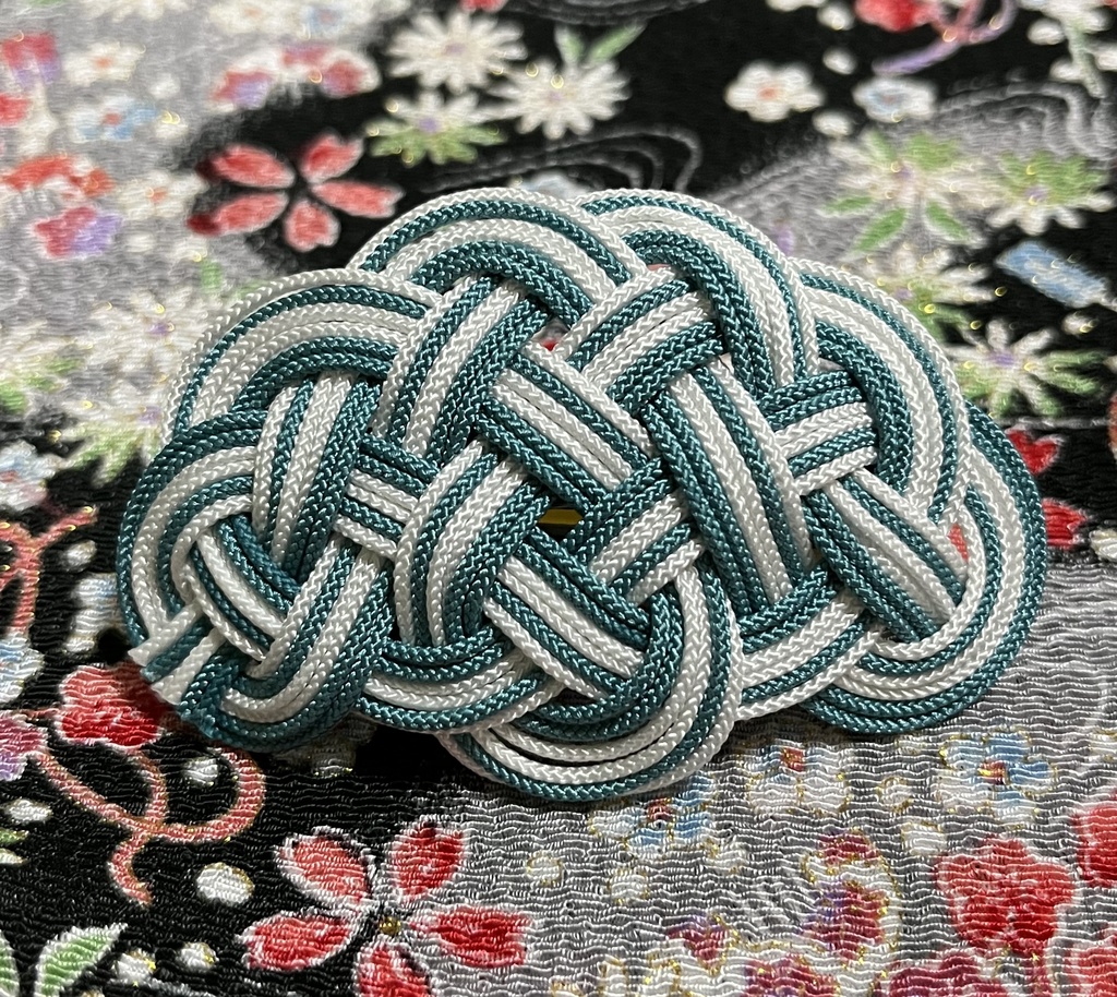 イメージカラーの飾り結びバレッタ