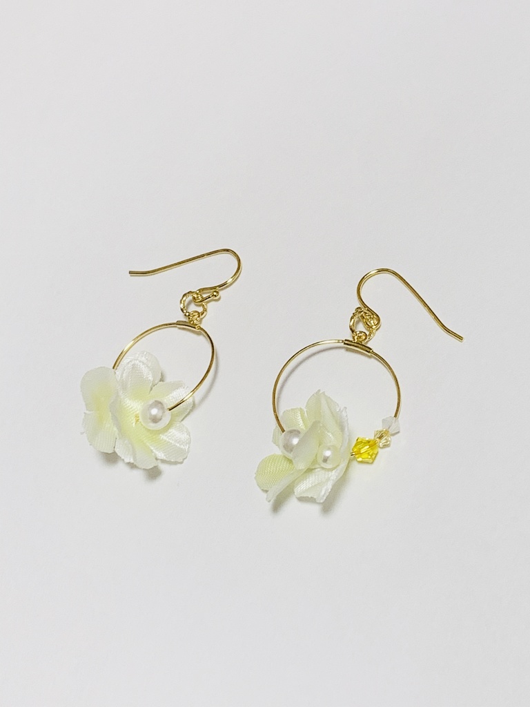 スノーボールピアス(イヤリング)【ホワイト×イエロー 】