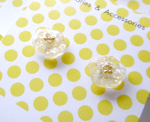 アシンメトリー シェルフレークのお花ピアス&樹脂イヤリング