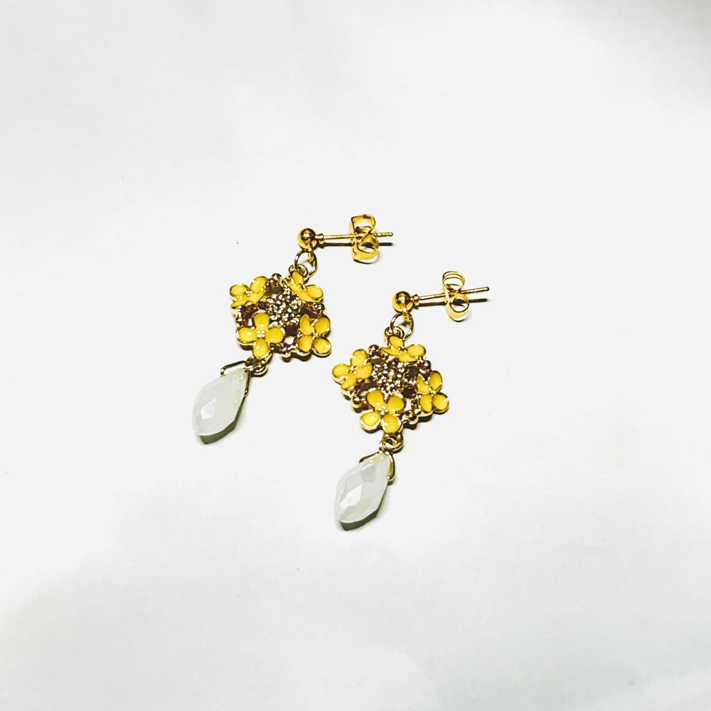 金の花ピアス