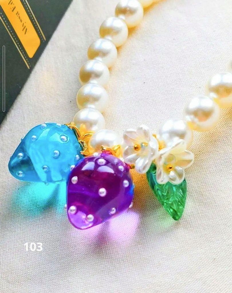 166透き通るイチゴのバッグチャーム☆