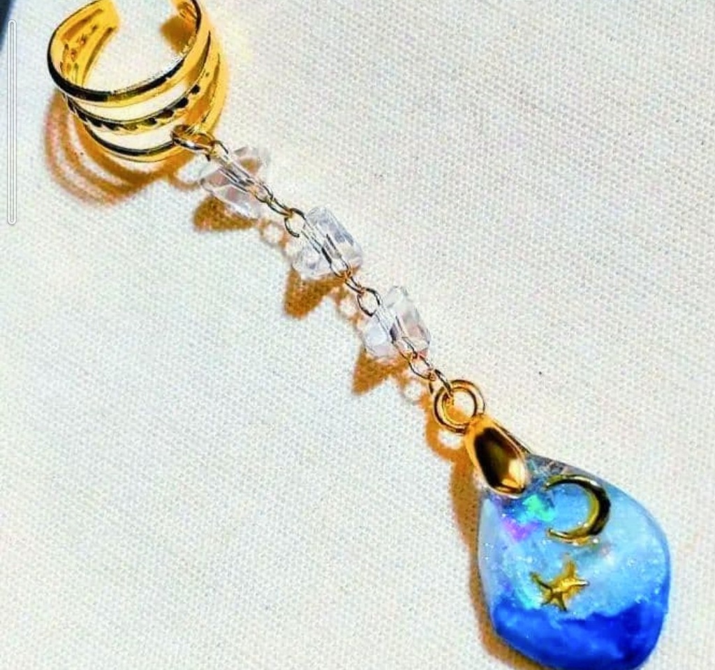 418蓄光☆夜空の煌めくハンドメイド☆イヤーカフ レジンアート