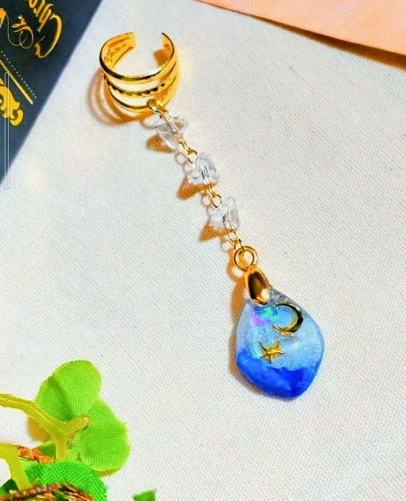418蓄光☆夜空の煌めくハンドメイド☆イヤーカフ レジンアート