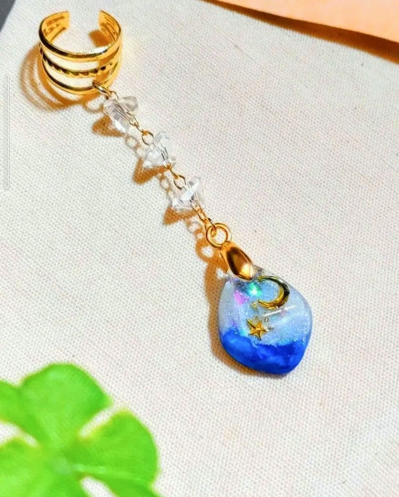 418蓄光☆夜空の煌めくハンドメイド☆イヤーカフ レジンアート
