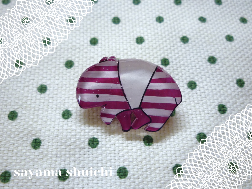 バクのブローチ