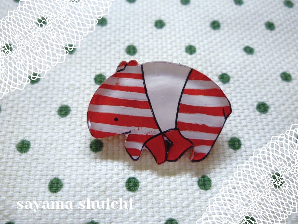 バクのブローチ