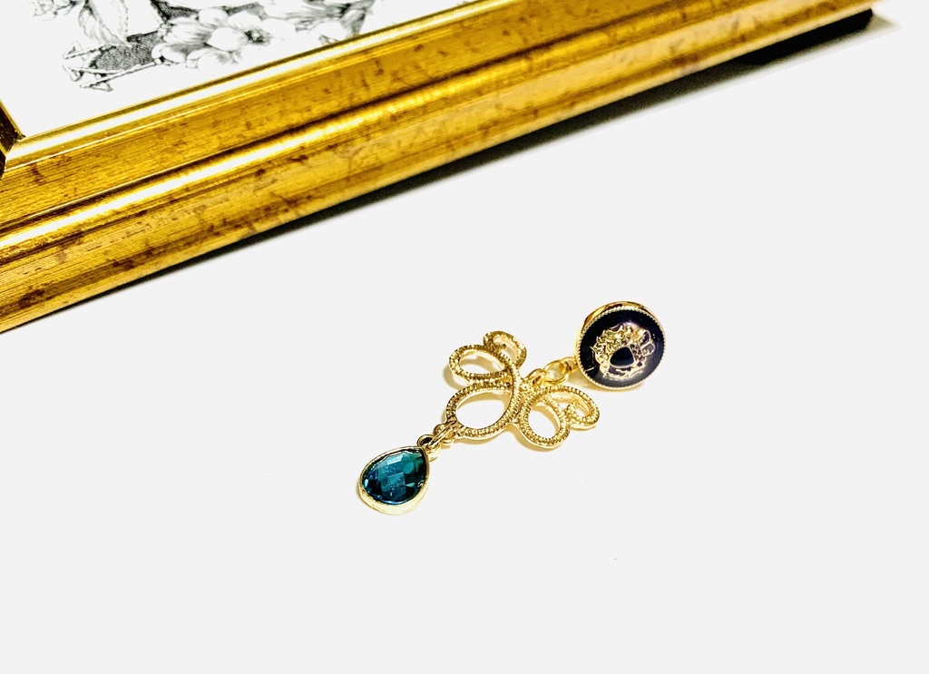 No.004 シャンデリアモチーフのピアス 濃紺×ブルージルコン色