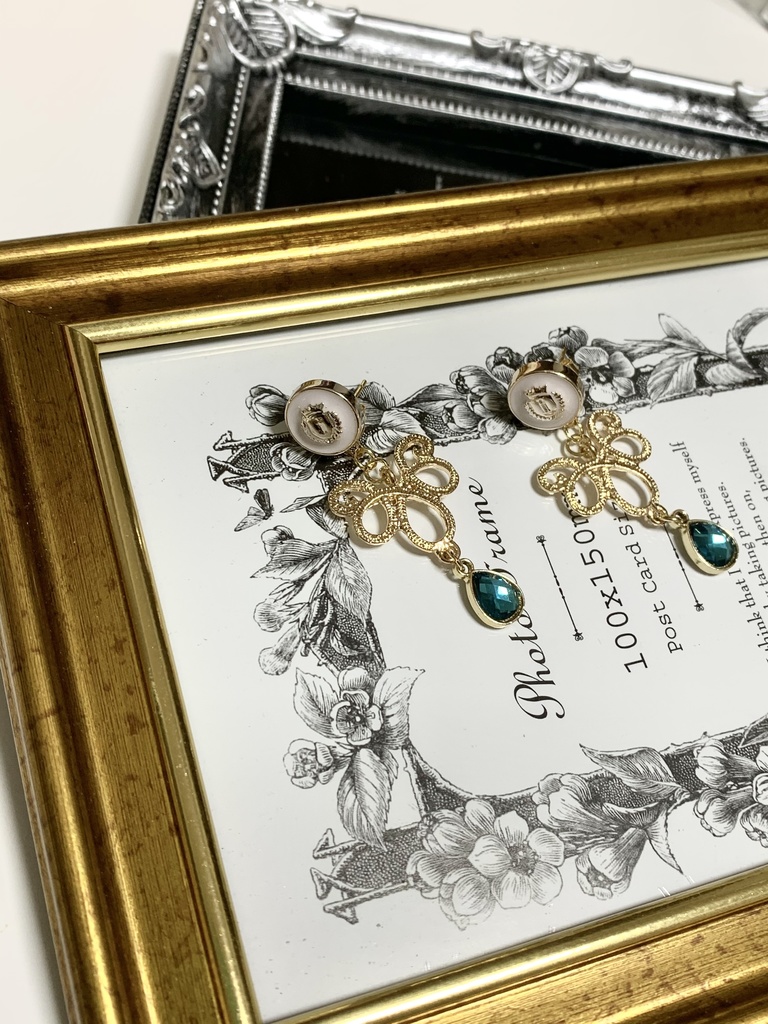 No.006 シャンデリアモチーフのピアス 白×ブルージルコン色