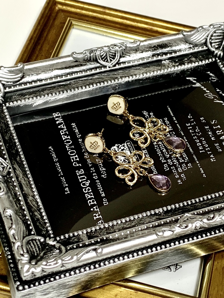 No.007 シャンデリアモチーフのピアス 白色×アメジスト色