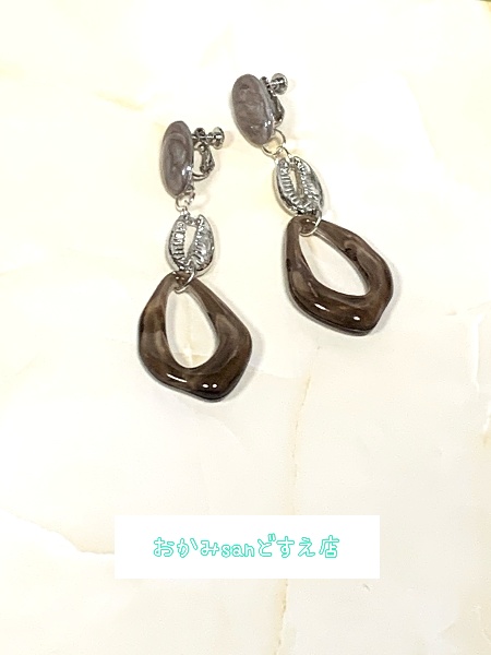 No.014 貝のイヤリング グレイ色