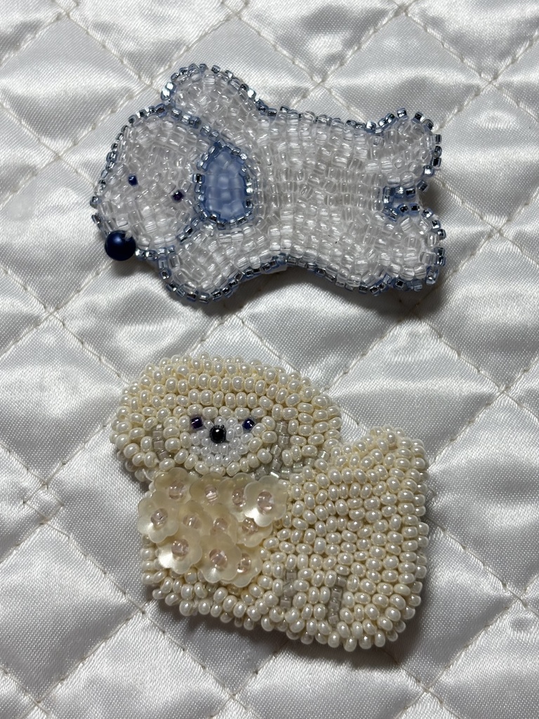 Flower-decorated haired dog ＆relaxing dog brooch（オーダー品）