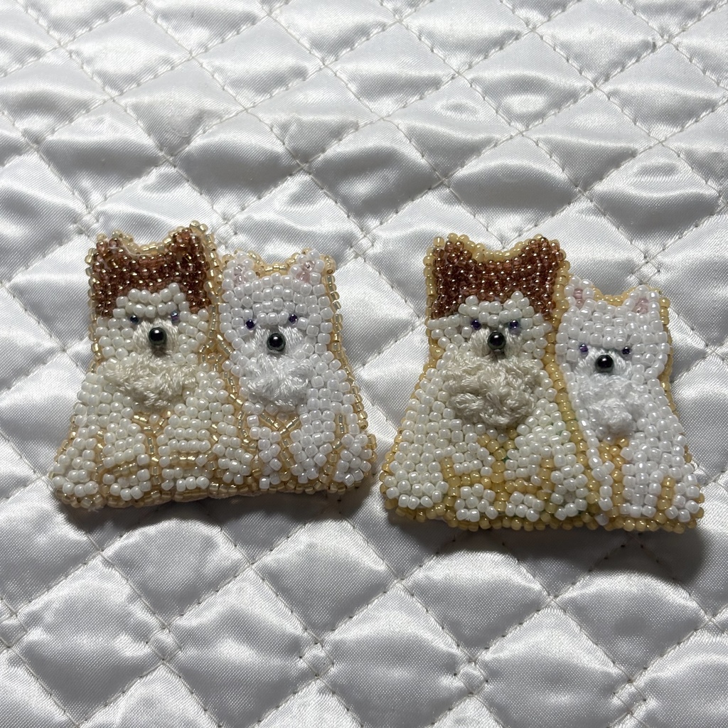 Two friendly dogs brooch（オーダー品）