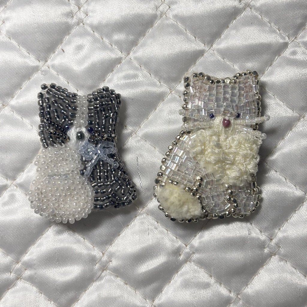 Cat with blue ribbon& Fluffy fur cat brooch（オーダー品）