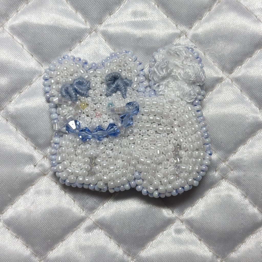 Blue Ribbon White Cat Brooch（オーダー品）