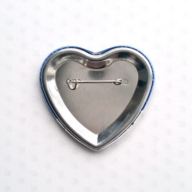 シロクマのキラキラハート缶バッチ