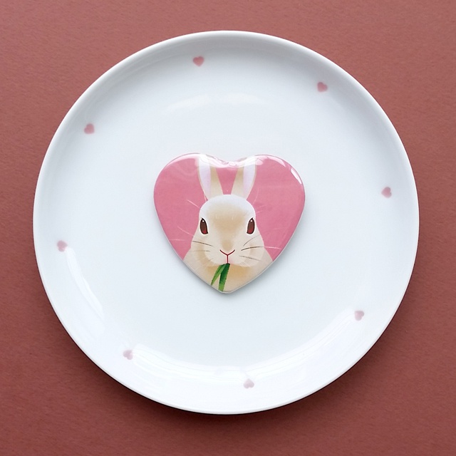 食いしん坊うさぎのハート缶バッチ