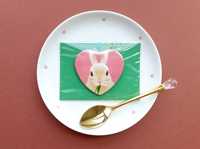 食いしん坊うさぎのハート缶バッチ