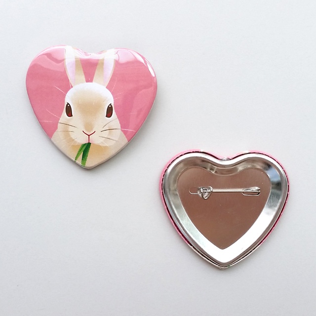 食いしん坊うさぎのハート缶バッチ