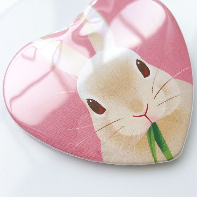 食いしん坊うさぎのハート缶バッチ