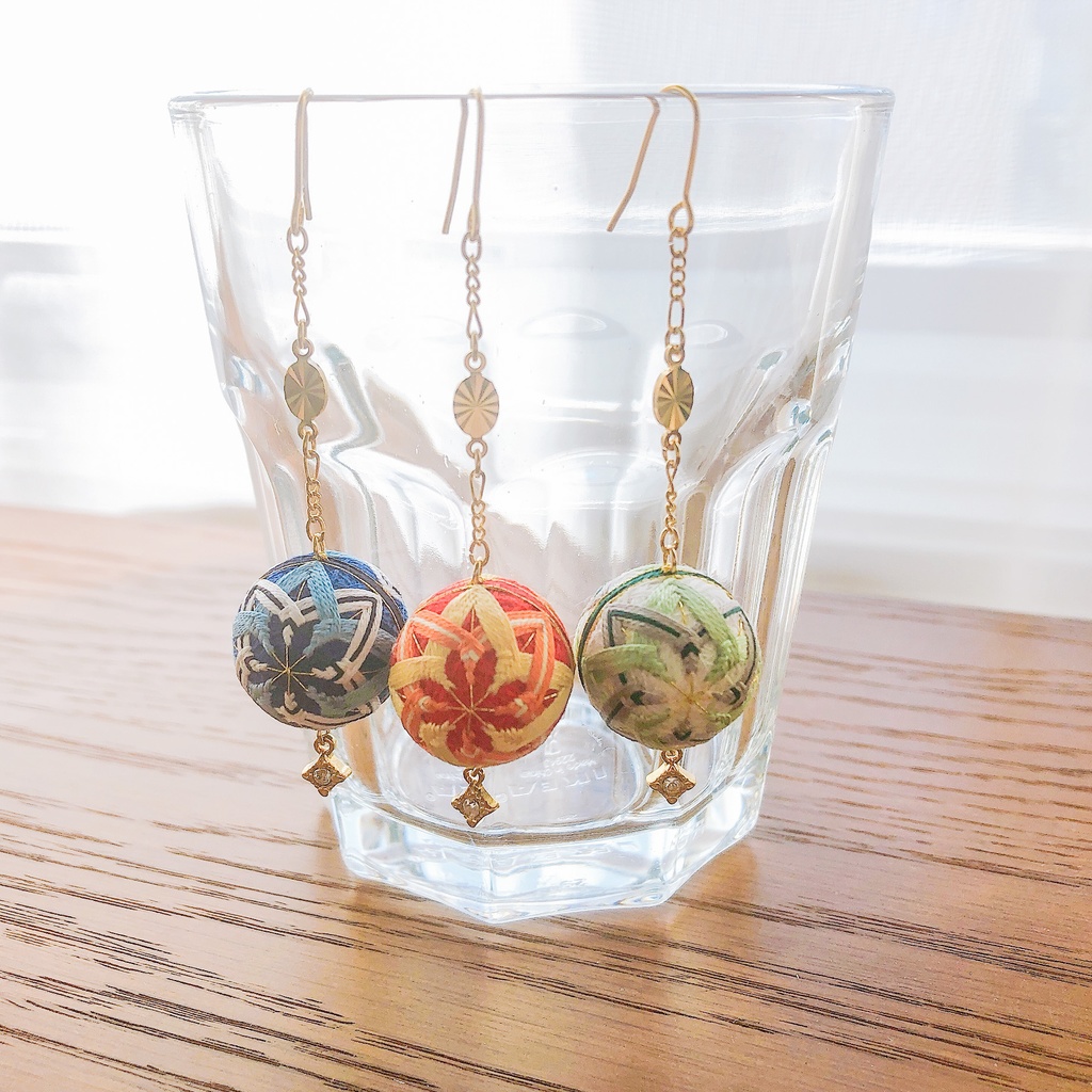 鬼滅の刃 柱モチーフ 手まりピアス(ねじれ菊)
