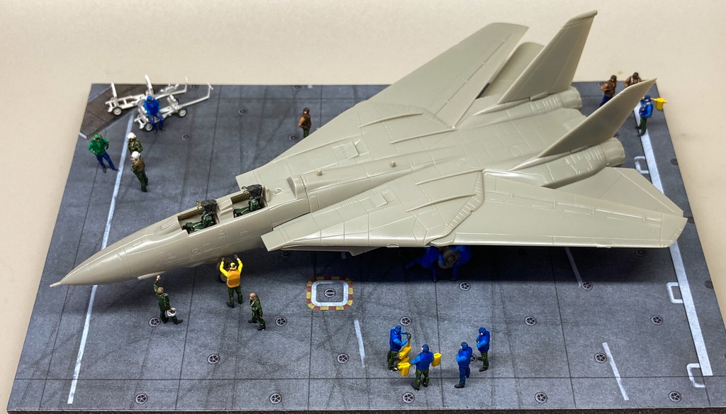 1/144 NAVY デッキクルーフィギュア At Rest (待機/休息シーン)(国内送料無料)