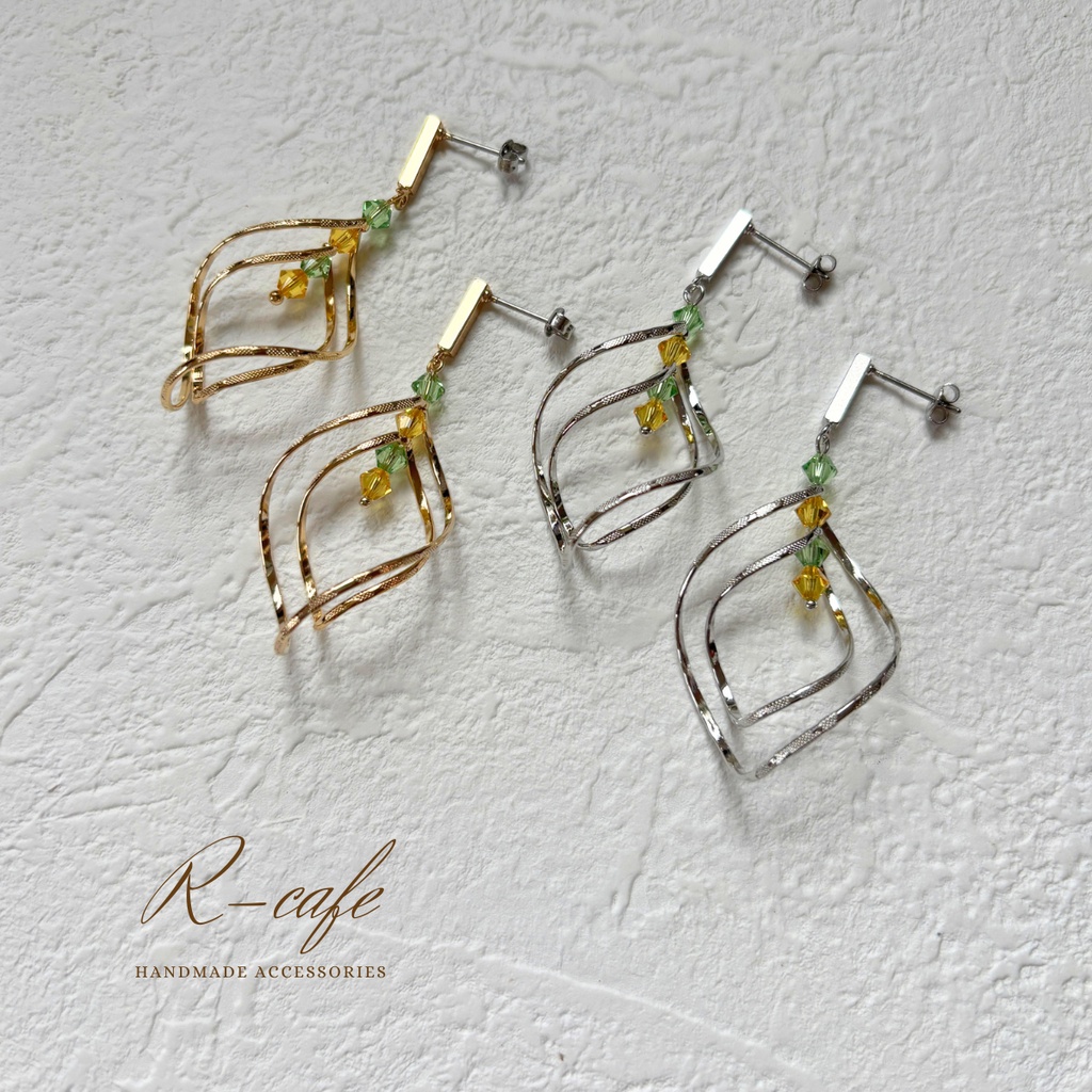 intertwined 揺れるフープのピアス